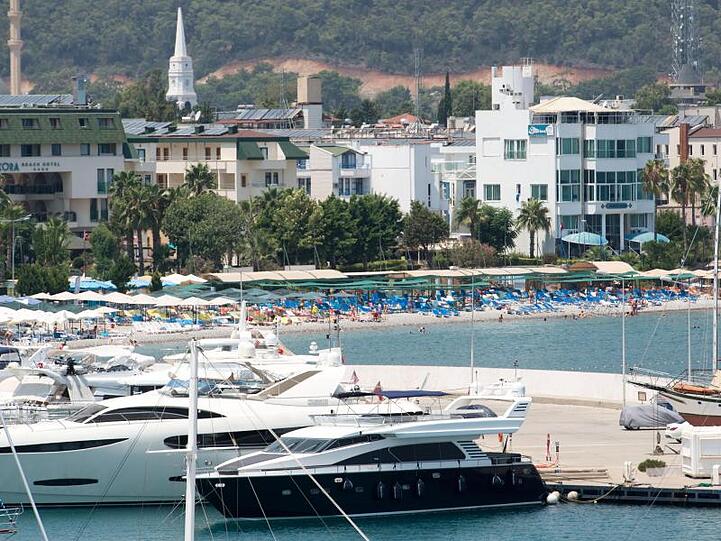 Die Strandpromenade und der Yachthafen im Urlaubsort Kemer: Touristen aus Deutschland und allen anderen Ländern seien in der Türkei nach wie vor willkommen, so der des türkischen Innenministers Süleyman Soylu.