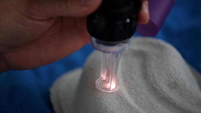 Auf einem Stückchen Pappe wird gezeigt, wie der Laser funktioniert. Auf einem Stückchen Pappe wird gezeigt, wie der Laser funktioniert.