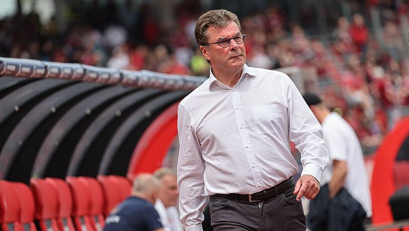 Der Nürnberger Trainer Dieter Hecking steht vor Spielbeginn auf dem Platz. Der Nürnberger Trainer Dieter Hecking steht vor Spielbeginn auf dem Platz.