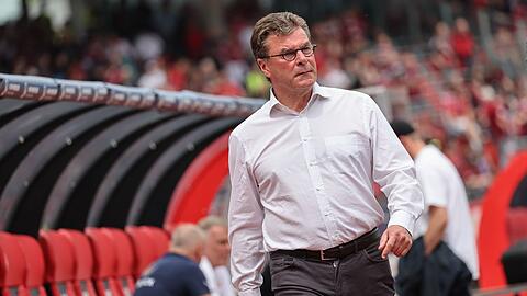 Der Nürnberger Trainer Dieter Hecking steht vor Spielbeginn auf dem Platz.