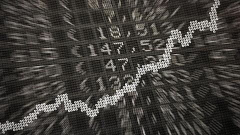 Die große Anzeige in der Börse zeigt die Dax-Kurve und verschiedene Börsenkurse: ETFs werden börsentäglich gehandelt.