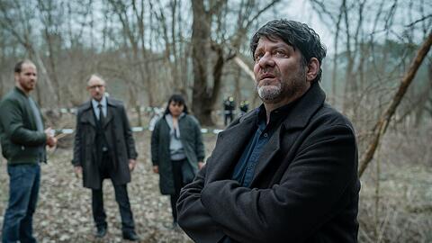 "Der Kommissar und die Angst": Martin Brühl (Roeland Wiesnekker) sucht im Wald nach der verschwundenen Susanne Koch.