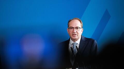 Bundesinnenminister Alexander Dobrindt (CSU) sagt, f&uuml;r Minister und den Bundeskanzler werde es keine Erh&ouml;hung geben.