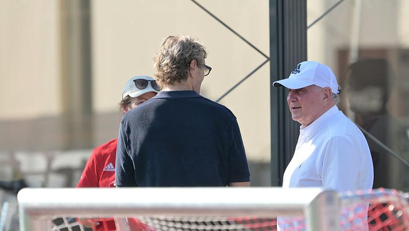 Uli Hoeneß (r) sah sich seine Bayern nahe seines Wohnsitzes an. Uli Hoeneß (r) sah sich seine Bayern nahe seines Wohnsitzes an.