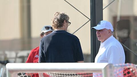 Uli Hoene&szlig; (r) sah sich seine Bayern nahe seines Wohnsitzes an.