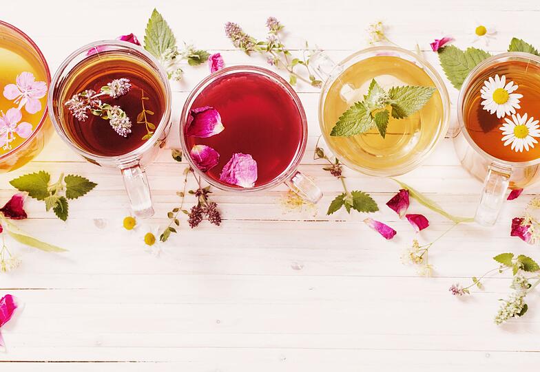 Auch ungesüßte Tees sind eine wohlschmeckende Alternative zu Wasser. Dabei helfen Tees nicht nur Menschen, die empfohlene Tagesration an Wasser zu sich zu nehmen, sondern weisen zudem gesundheitsfördernde Antioxidantien auf. Damit sind einige Tees sogar noch gesünder als reines Wasser. Zu den bekömmlichsten Sorten zählen Kräuter- und Früchtetees sowie Weißer Tee. Auch ungesüßte Tees sind eine wohlschmeckende Alternative zu Wasser. Dabei helfen Tees nicht nur Menschen, die empfohlene Tagesration an Wasser zu sich zu nehmen, sondern weisen zudem gesundheitsfördernde Antioxidantien auf. Damit sind einige Tees sogar noch gesünder als reines Wasser. Zu den bekömmlichsten Sorten zählen Kräuter- und Früchtetees sowie Weißer Tee.