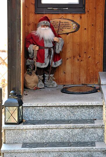 Einen kleinen Weihnachtsmann im Vorgarten.