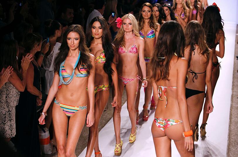 Diese Woche wird es auch in München wieder sonnig: Bei der "Mercedes Benz Fashion Week Swim" zeigten die internationalen Top-Models nun, was sie tragen, wenn es so richtig heiß wird - da kann frau sich so manche Anregungen holen. Sehen Sie hier die sexy Bilder aus Miami Beach.