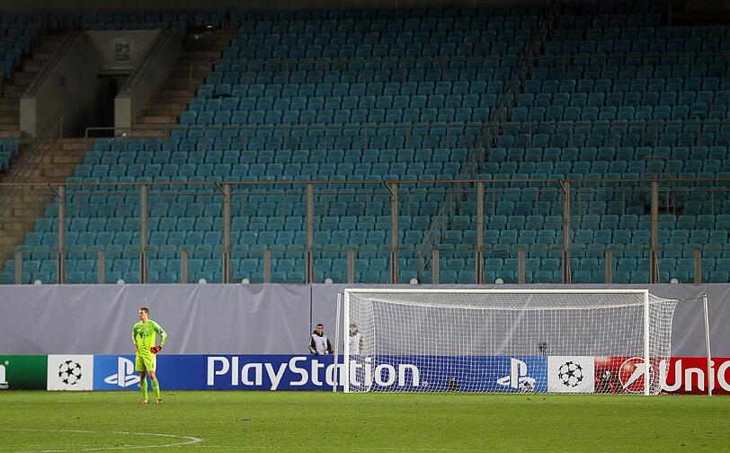 MANUEL NEUER: NOTE 2 
Den Torhüter fröstelte etwas in Moskau, er hatte aber eines der besten Tickets fürs Spiel. Wie zuletzt sehr verlässlich. Rettete, als es brenzlig wurde, parierte stark gegen Musa (37.).