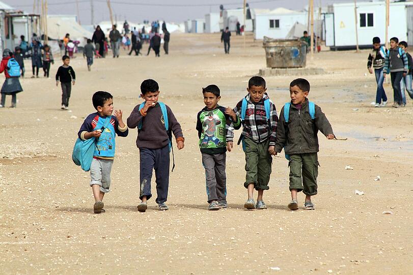 Syrische Buben laufen durch das Flüchtlingslager Zaatari in Jordanien. Die EU will mit zusätzlichem Geld die Lage in den Zeltstädten in Syriens Nachbarländern, in denen teilweise bis zu 100 000 Menschen leben, verbessern.