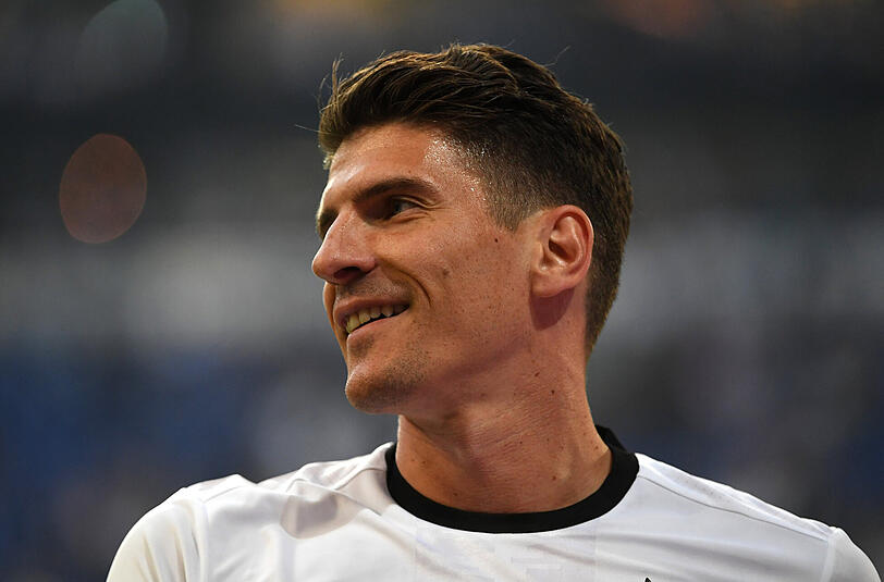 Mario Gomez: Note 4. Löste Götze zu Beginn der zweiten Hälfte als einzige Spitze ab, hatte aber wenige auffälligen Szenen. War allerdings am 2:0 beteiligt. Stand in vorderster Front meist auf verlorenem Posten.