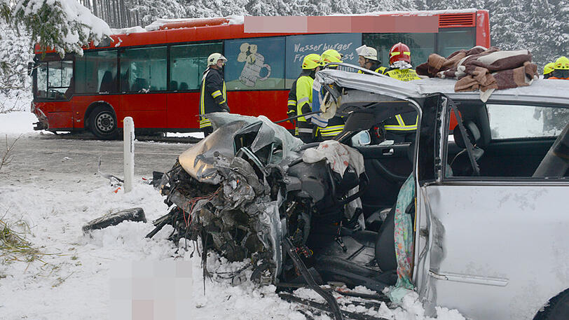 Die Autofahrerin wurde schwer verletzt, die Schulkinder kamen hingegen mit dem Schrecken davon. Die Bilder vom Unfallort.