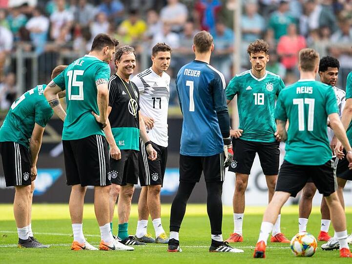 Assistenztrainer Marcus Sorg (3.v.l) leitete die öffentliche Trainingseinheit in Aachen.