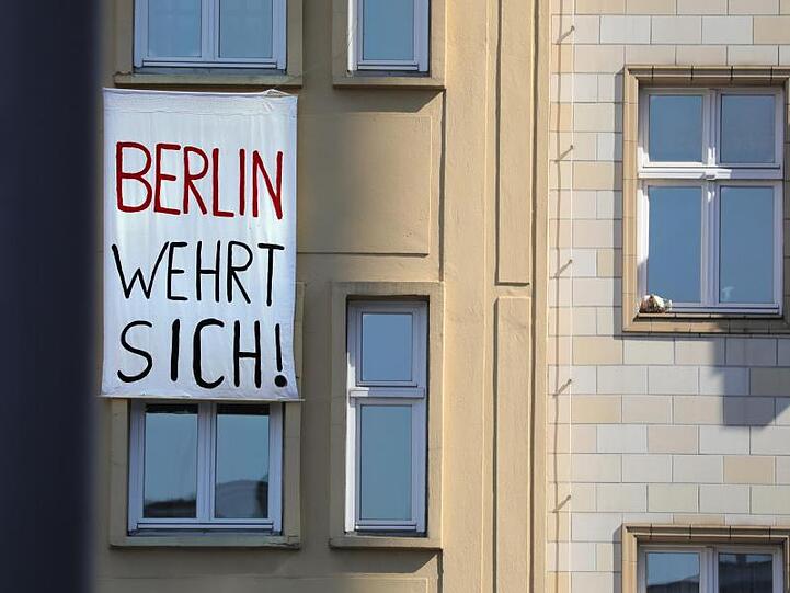 Protest gegen Gentrifizierung an der Karl-Marx-Allee im Berliner Bezirk Friedrichshain.