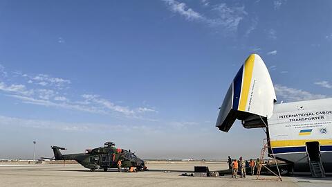 Ein Bundeswehrhubschrauber wird in Masar-i Scharif in eine Antonov-Transportmaschine geladen.
