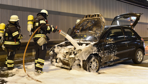 Der Motorraum des Peugeots hat im Trappentreutunnel angefangen zu brennen.
