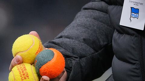 Tennisbälle wurden bei einem Spiel zwischen Hertha BSC und dem Hamburger SV von Fans aufs Spielfeld geworfen.