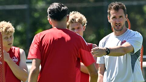 Trainer Miroslav Klose (r) freut sich über einen Testspielsieg.