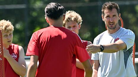 Trainer Miroslav Klose (r) freut sich über einen Testspielsieg.