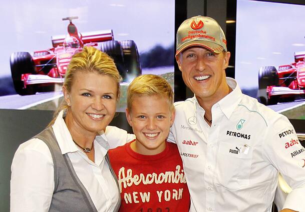 Mick Schumacher (Mitte), seine Mutter Corinna und Vater Michael Schumacher im Jahr 2012.