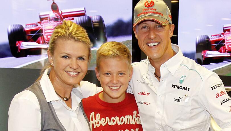 Mick Schumacher (Mitte), seine Mutter Corinna und Vater Michael Schumacher im Jahr 2012.