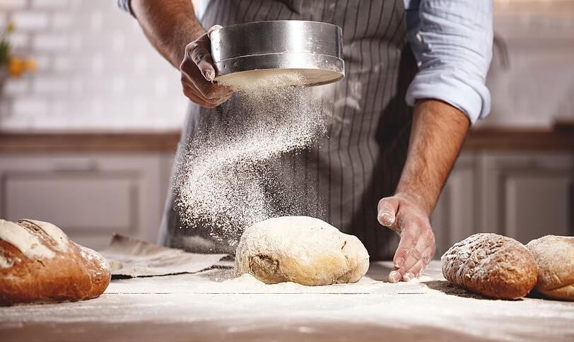 Mit 100 Gramm Haferflocken, einem Esslöffel Leinsamen und der restlichen Hafermilch (insgesamt 250 Milliliter) wird im nächsten Schritt der Vorteig mit dem restlichen Mehl in der Schüssel vermengt. Auch dieser Teig sollte eine weitere Stunde ruhen. Nochmals durchgeknetet, wird der Teig danach in kleine Brötchen geformt und bei 200 Grad für 25 Minuten goldbraun gebacken. Mit 100 Gramm Haferflocken, einem Esslöffel Leinsamen und der restlichen Hafermilch (insgesamt 250 Milliliter) wird im nächsten Schritt der Vorteig mit dem restlichen Mehl in der Schüssel vermengt. Auch dieser Teig sollte eine weitere Stunde ruhen. Nochmals durchgeknetet, wird der Teig danach in kleine Brötchen geformt und bei 200 Grad für 25 Minuten goldbraun gebacken.