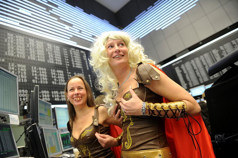 Der verrückte Börsenfasching: An der Börse in Frankfurt am Main haben sich Wertpapierändlerinnen a la Dschungeklcamp verkleidet.