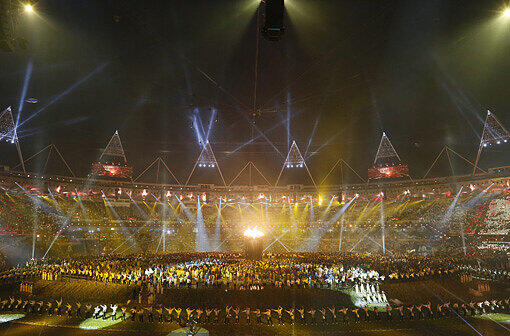 Die Feuerwerke funkelten, die Show faszinierte und ganz London war in Aufruhr: Am Freitagabend wurden die Olympischen Spiele 2012 mit viel Bombast eröffnet.
