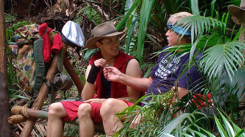 Derweil im Inneren des Dschungelcamps: Joey Heindle (l.) hat sein Tief überwunden und plaudert mit Klaus Baumgart.