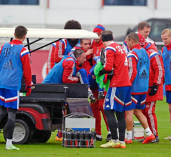 Der FCB-Schock in Bildern - hier wird der verletzte Philipp Lahm beim Training abtransportiert!