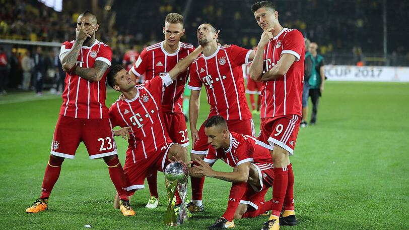 Cooles Stillleben: Die Bayern (v.l.) Vidal, Müller, Kimmich, Ribéry, Rafinha und Lewandowski posieren auf dem Rasen.