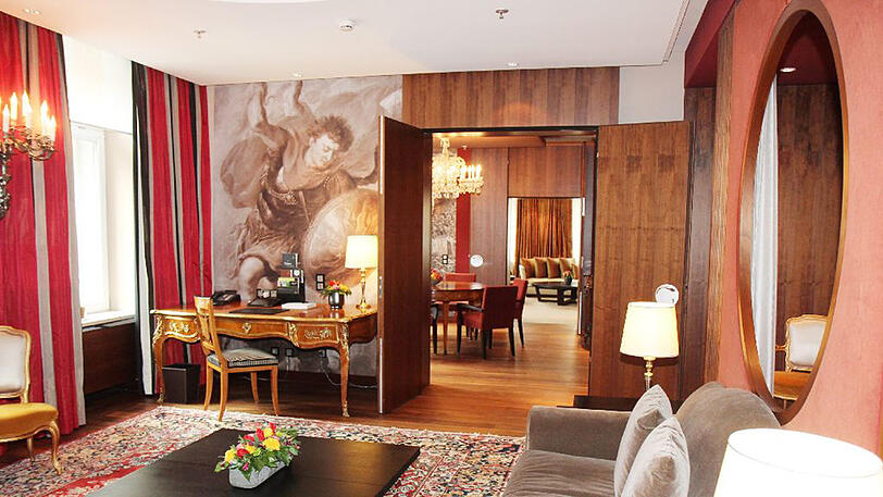 Das Vier Jahreszeiten Kempinski kennt seine Kunden: Zur Royal Ludwig Suite (190 m2) mit Ankunft auf dem roten Teppich und Butler gehört: "Wir bringen Ihre Einkaufstaschen von den Läden auf der Maximilianstraße in Ihre Suite". Kosten pro (Wiesn-)Nacht: 20.000 Euro.