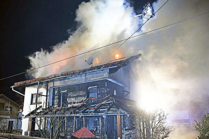 Ein Wohnhaus in Otterfing (Landkreis Miesbach) ist in der Nacht zu Mittwoch bei einem Brand komplett zerstört worden.