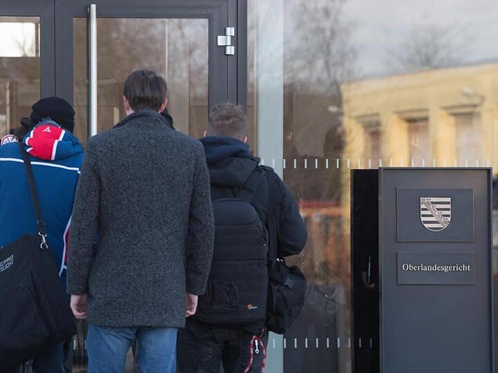 Journalisten und Zuschauer müssen eine Sicherheitsschleuse passieren, um in den Gerichtssaal zu gelangen.