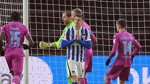 Hertha-Stürmer Krzysztof Piatek (M.) ärgert sich über seinen vergebenen Elfmeter.