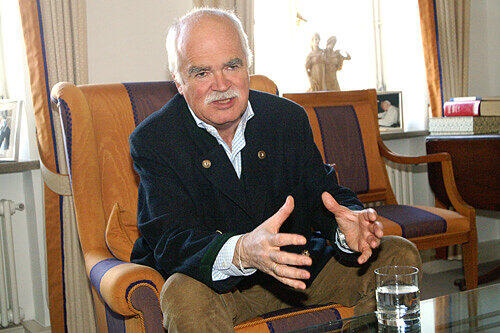 Peter Gauweiler in der Bibliothek seiner Anwaltskanzlei am Promenadeplatz.