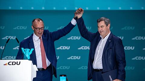 Friedrich Merz (l), CDU-Bundesvorsitzender, steht neben Markus Söder (CSU), Ministerpräsident von Bayern, nach dessen Rede beim CDU-Bundesparteitag.