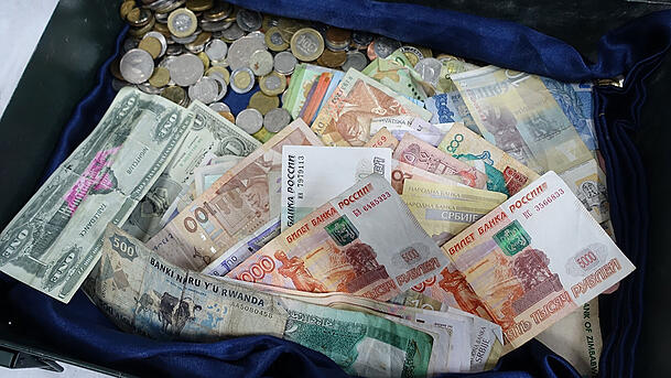 Highlight der MVG-Fundsachen-Auktion: eine Schatzkiste mit Münzen und Geldscheinen aus verschiedenen Ländern. Highlight der MVG-Fundsachen-Auktion: eine Schatzkiste mit Münzen und Geldscheinen aus verschiedenen Ländern.