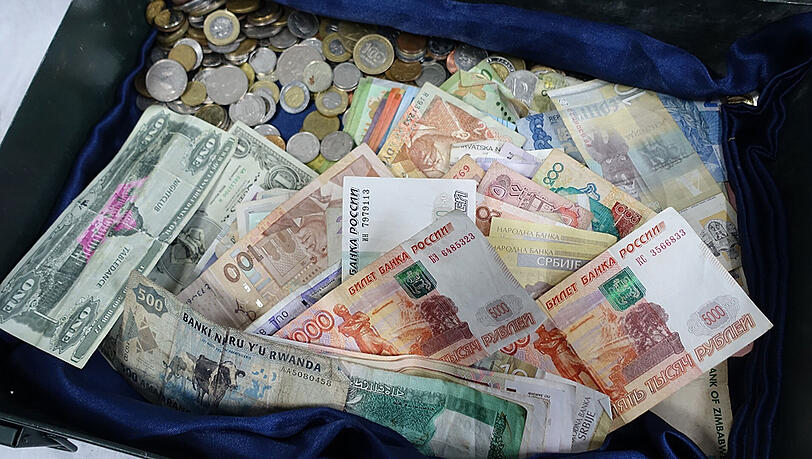 Highlight der MVG-Fundsachen-Auktion: eine Schatzkiste mit Münzen und Geldscheinen aus verschiedenen Ländern. Highlight der MVG-Fundsachen-Auktion: eine Schatzkiste mit Münzen und Geldscheinen aus verschiedenen Ländern.
