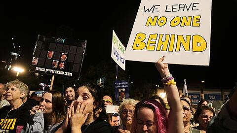Tausende Menschen forderten in Israel die Herausgabe der restlichen Geisel-Leichen.