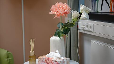 Anders eingerichtet: Im Raum der Gewaltschutzstelle f&uuml;r Frauen soll eine andere Atmosph&auml;re erzeugt werden als das im &uuml;blichen Vernehmungsraum in einer Polizeidienststelle so ist.