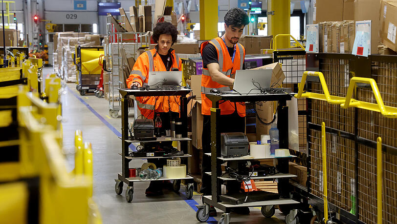 Mitarbeiter arbeiten im Bereich Wareneingang. Das Unternehmen ist an keinen Tarifvertrag gebunden. Mitarbeiter arbeiten im Bereich Wareneingang. Das Unternehmen ist an keinen Tarifvertrag gebunden.