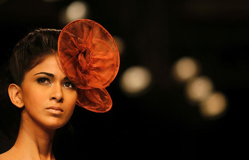Fashion Week in der indischen Hafenmetropole Mumbai: Manche Kreationen sehen aus, als kämen sie von einem anderen Planeten. Der Stil bewegt sich in gewagter Weise zwischen Lady Gaga, Star Wars und Minnie Maus.