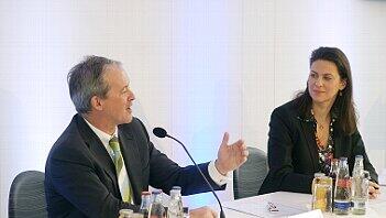 BMW-Niederlassungsleiter Michael Rahe und Konzernsprecherin Birgit Hiller sind stolz auf das Rekordergebnis. BMW-Niederlassungsleiter Michael Rahe und Konzernsprecherin Birgit Hiller sind stolz auf das Rekordergebnis.