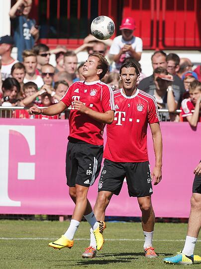 Sehen Sie hier weitere Bilder vom ersten Mannschaftstraining mit Mario Götze.