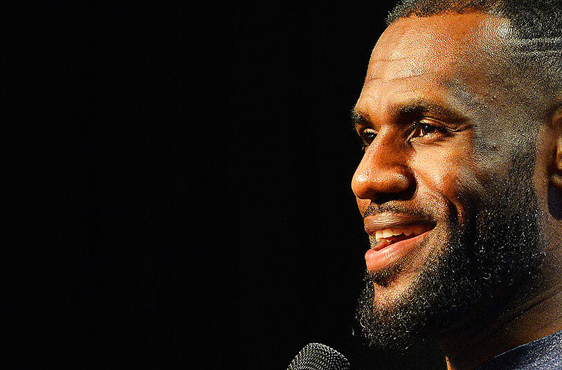 Wie ESPN berichtet, hat LeBron James mit dem neuen Vertrag auch seinen NBA-Kollegen Kevin Durant von den Oklahoma City Thunder überflügelt. Dieser hatte 2014 eine Zehn-Jahres-Vereinbarung mit dem Unternehmen abgeschlossen, die ihm bis zu 300 Millionen Dollar einbringen soll.