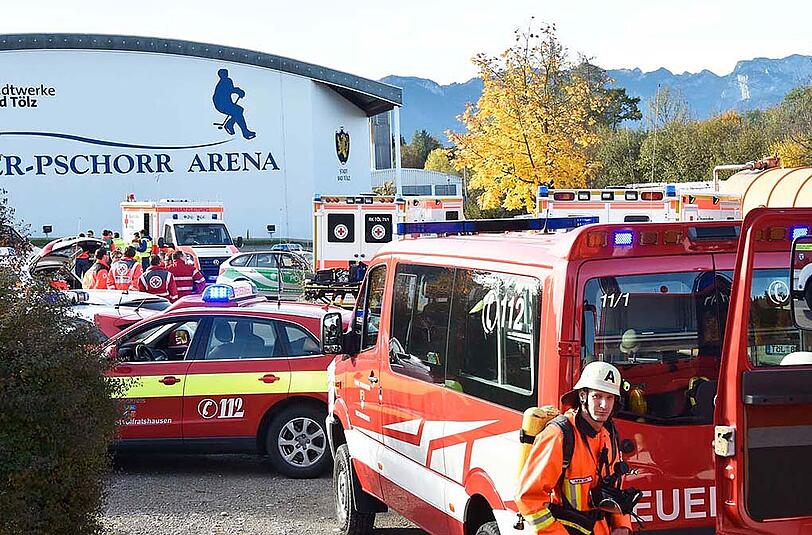 Die Bilder vom Feuerwehr-Großeinsatz in Bad Tölz an der Hacker-Pschorr-Arena.