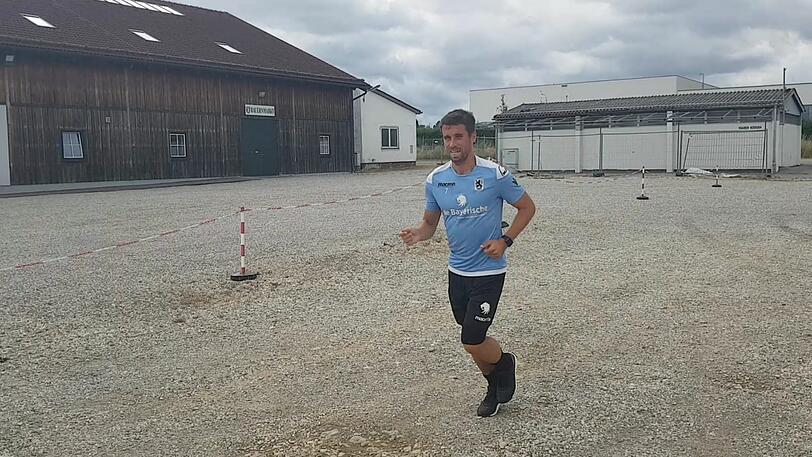 Stefan Lex absolviert auf dem Parkplatz vor den Toren des Stadions eine kleine Laufeinheit.