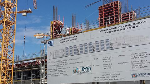 Als dieses Bild entstand, waren alle Beteiligten noch zuversichtlich. Mittlerweile bauen die Griechen ihre Kräne aber schon wieder ab.