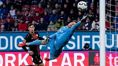 Kai Havertz (l) von Leverkusen trifft gegen Augsburgs Torwart Gregor Kobel zum 1:2. Foto: Sven Hoppe